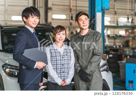 整備工場のピットにいる従業員の男女(自動車整備工場・民間車検場・スタッフ) 整備工場のピットにいる従業員の男女(自動車整備工場・民間車検場・スタッフ) 128176330