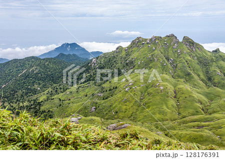 永田岳 宮之浦岳から 世界自然遺産屋久島(夏 永田岳 宮之浦岳から 世界自然遺産屋久島(夏 128176391
