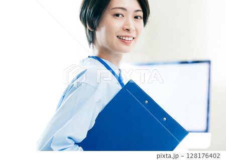 ノートパソコンを持つビジネスウーマン 128176402