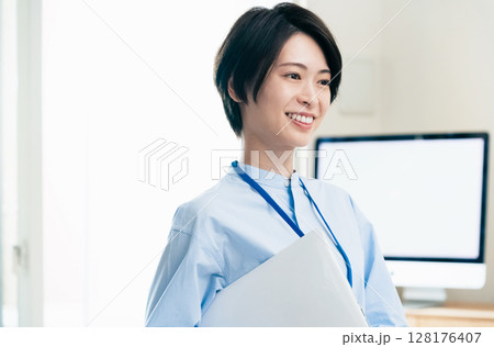 ノートパソコンを持つビジネスウーマン 128176407