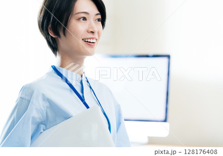 ノートパソコンを持つビジネスウーマン 128176408