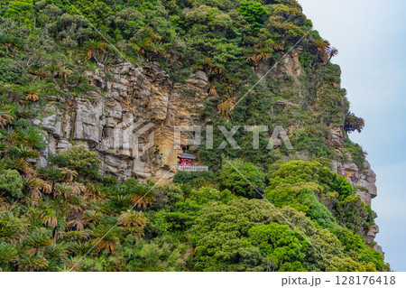 (宮崎県串間市)都井岬の断崖絶壁にある御崎神社本殿 (宮崎県串間市)都井岬の断崖絶壁にある御崎神社本殿 128176418