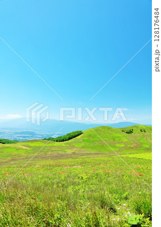 長野県 青空の霧ヶ峰 富士見台展望台からの風景 長野県 青空の霧ヶ峰 富士見台展望台からの風景 128176484