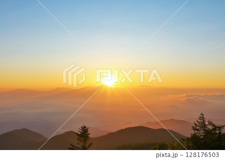 長野県 美ヶ原高原からの夜明けの太陽 長野県 美ヶ原高原からの夜明けの太陽 128176503