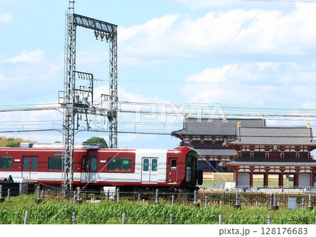 世界遺産平城宮跡内を走行する近鉄奈良線の電車 世界遺産平城宮跡内を走行する近鉄奈良線の電車 128176683
