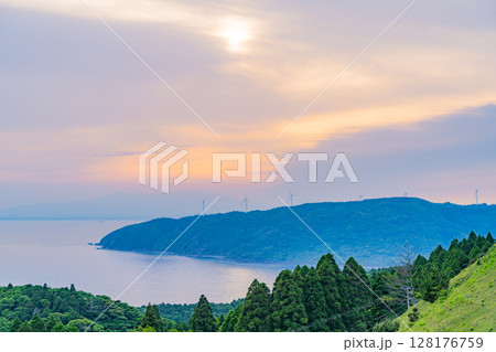 　（宮崎県串間市）都井岬の夕暮れ 128176759