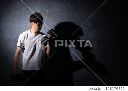 筋トレをする男性 128176852