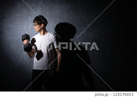 筋トレをする男性 筋トレをする男性 128176853