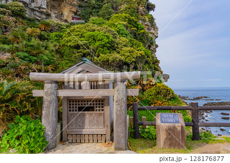 　（宮崎県串間市）都井岬　御崎神社・拝殿 128176877