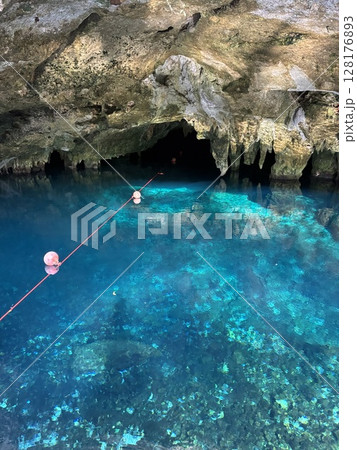 カンクンのグランセノーテ カンクンのグランセノーテ 128176893