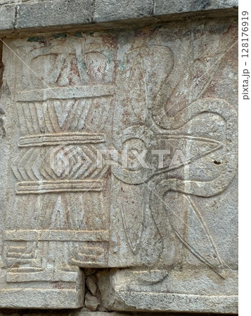 チチェン・イッツァの壁画 128176919
