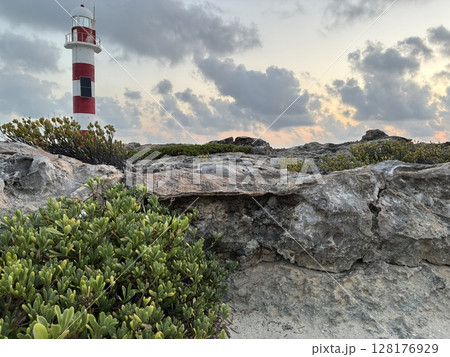 メキシコのカンクンのプンタ・カンクン灯台 128176929