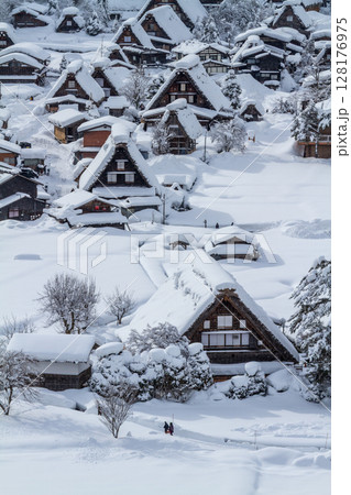 雪に覆われた冬の世界文化遺産 白川村(白川郷) 岐阜県 :1月 雪に覆われた冬の世界文化遺産 白川村(白川郷) 岐阜県 :1月 128176975