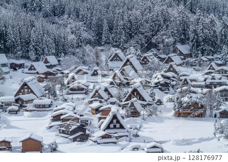 雪に覆われた冬の世界文化遺産　白川村（白川郷）　岐阜県 ：1月 128176977