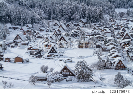 雪に覆われた冬の世界文化遺産 白川村(白川郷) 岐阜県 :1月 雪に覆われた冬の世界文化遺産 白川村(白川郷) 岐阜県 :1月 128176978