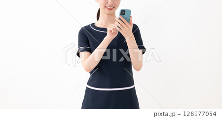 スマホを使う女性 128177054