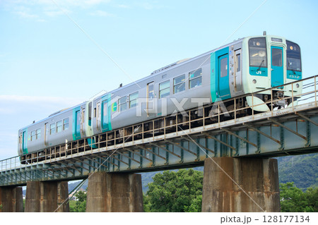 鮎喰川橋梁を渡る1500形気動車(JR四国) 鮎喰川橋梁を渡る1500形気動車(JR四国) 128177134