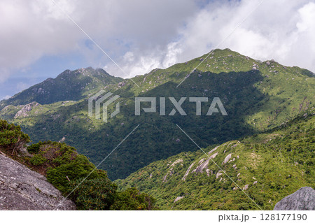 宮之浦岳と永田岳 世界自然遺産屋久島(秋 宮之浦岳と永田岳 世界自然遺産屋久島(秋 128177190