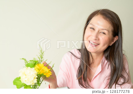 お花を楽しむシニア女性 お花を楽しむシニア女性 128177278