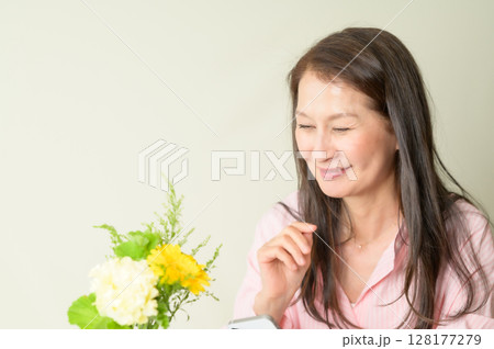 お花を楽しむシニア女性 お花を楽しむシニア女性 128177279