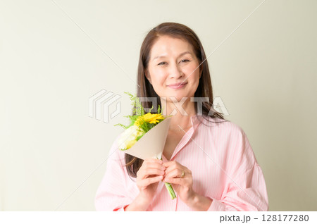 お花を楽しむシニア女性 128177280