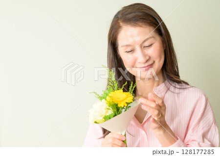 お花を楽しむシニア女性 お花を楽しむシニア女性 128177285