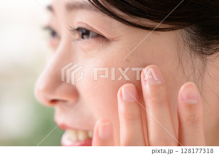 そばかすを気にする女性 128177318