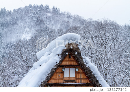 雪に覆われた冬の世界文化遺産　白川村（白川郷）　岐阜県 ：1月 128177342