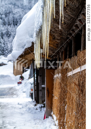 雪に覆われた冬の世界文化遺産 白川村(白川郷) 岐阜県 :1月 雪に覆われた冬の世界文化遺産 白川村(白川郷) 岐阜県 :1月 128177356