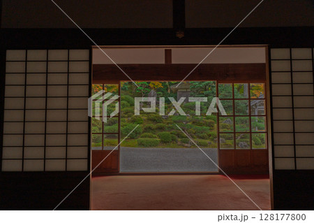 紅葉真っ盛りの福井県小浜市にある高野山真言宗萬徳寺を撮影 紅葉真っ盛りの福井県小浜市にある高野山真言宗萬徳寺を撮影 128177800