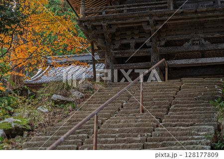 紅葉真っ盛りの福井県小浜市にある高野山真言宗萬徳寺を撮影 128177809
