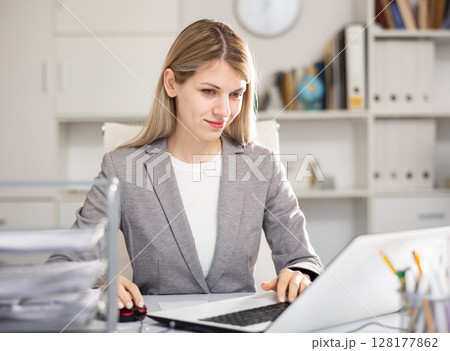 Businesswoman working in office 128177862