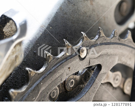 欠けたチェーンホイールの歯 128177891