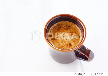 淹れたてのコーヒー（カフェラテ）が入ったマグカップを、真上から俯瞰した画像 128177948