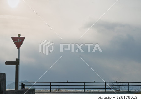 交通事故防止のための道路標識や道路標示 128178019