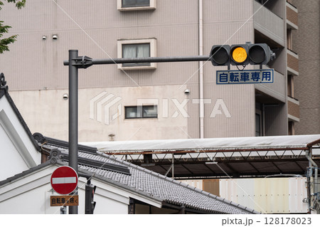 交通事故防止のための道路標識や道路標示 交通事故防止のための道路標識や道路標示 128178023