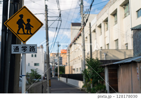 交通事故防止のための道路標識や道路標示 交通事故防止のための道路標識や道路標示 128178030