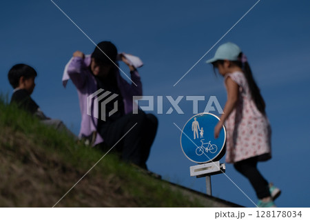 交通事故防止のための道路標識や道路標示 128178034