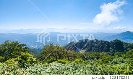 夏の妙高山登山（天狗堂～鎖場：野尻湖方面の眺め） 128178231
