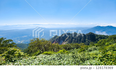 夏の妙高山登山（天狗堂～鎖場：野尻湖方面の眺め） 128178369