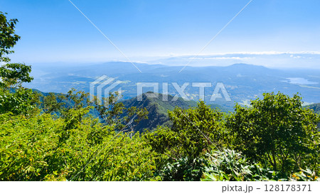 夏の妙高山登山（天狗堂～鎖場：赤倉温泉方面の眺め） 128178371