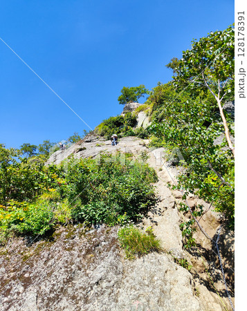 夏の妙高山登山（鎖場） 128178391