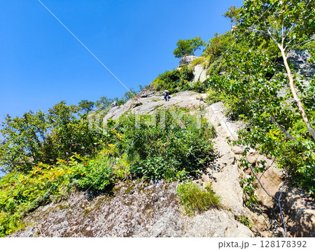 夏の妙高山登山（鎖場） 128178392