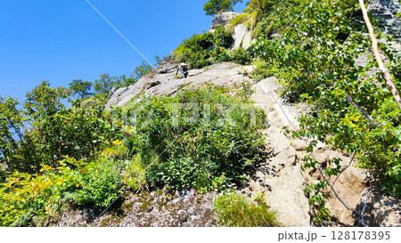 夏の妙高山登山（鎖場） 128178395