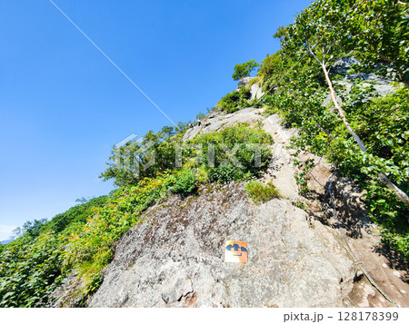 夏の妙高山登山（鎖場） 128178399