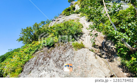 夏の妙高山登山（鎖場） 128178402