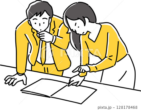 書類を真剣に見つめる男女社員 書類を真剣に見つめる男女社員 128178468