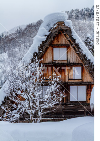 雪に覆われた冬の世界文化遺産　白川村（白川郷）　岐阜県 ：1月 128178770