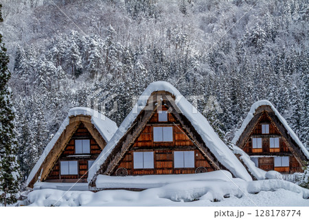 雪に覆われた冬の世界文化遺産　白川村（白川郷）　岐阜県 ：1月 128178774