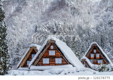 雪に覆われた冬の世界文化遺産　白川村（白川郷）　岐阜県 ：1月 128178775
